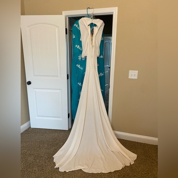 Beautiful Wedding Gown! Never worn. Size 10 altered to size 6. - Picture 6 of 12